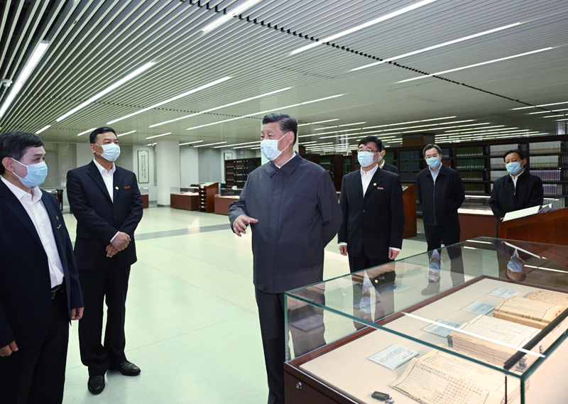 2022年4月25日，習近平來到中國人民大學考察調研。這是他在圖書館考察。