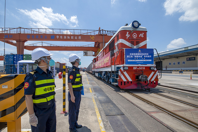 2022年6月29日，浙江金華，中老鐵路國際貨運列車浙江號“鐵路快通”首趟專列經(jīng)海關(guān)監(jiān)管后，從浙江省鐵路金華南站鳴笛啟程，經(jīng)磨憨口岸駛向老撾萬象。