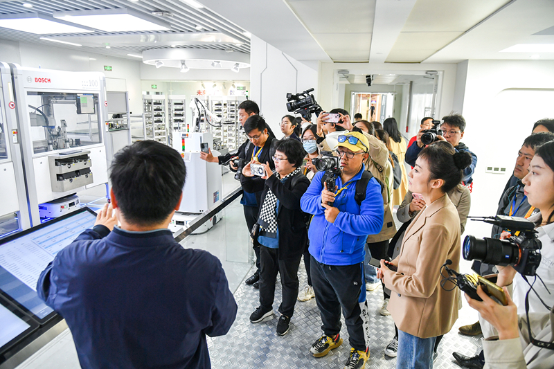 2023年10月16日，第三屆“一帶一路”國際合作高峰論壇新聞中心組織中外記者采訪。記者在中德大廈內(nèi)的博世未來工廠展區(qū)參觀，了解其高質(zhì)量創(chuàng)新發(fā)展成果。