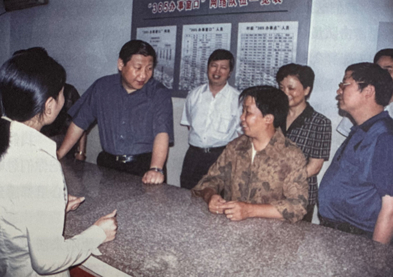 2003年6月，習(xí)近平在浙江金華市磐安縣新渥鎮(zhèn)“365辦事窗口”調(diào)研。