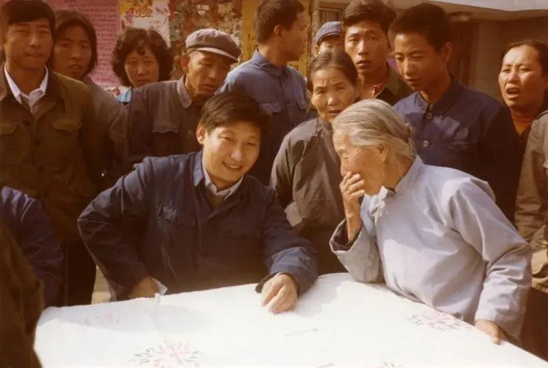 1983年，時任河北正定縣委書記的習(xí)近平，臨時在大街上擺桌子聽取老百姓意見。