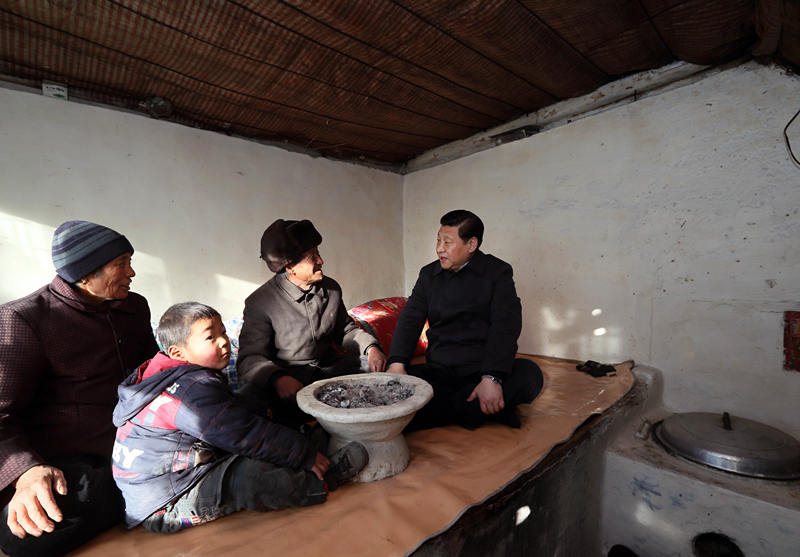 2012年12月30日，習(xí)近平在河北省阜平縣龍泉關(guān)鎮(zhèn)駱駝灣村看望唐榮斌老人一家。