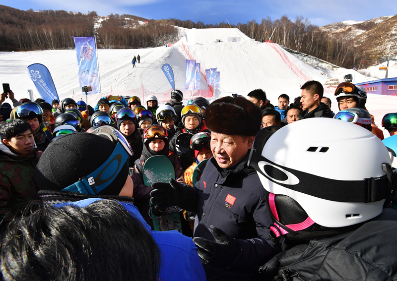2017年1月23日，習(xí)近平總書記在云頂滑雪場同正在集訓(xùn)的國家滑雪隊運動員及滑雪愛好者親切交談。