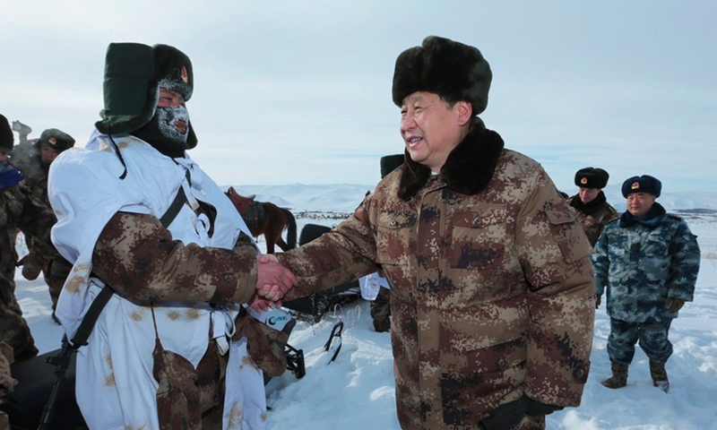 2014年1月26日，習(xí)近平總書記春節(jié)前夕冒嚴(yán)寒踏冰雪慰問邊防官兵。