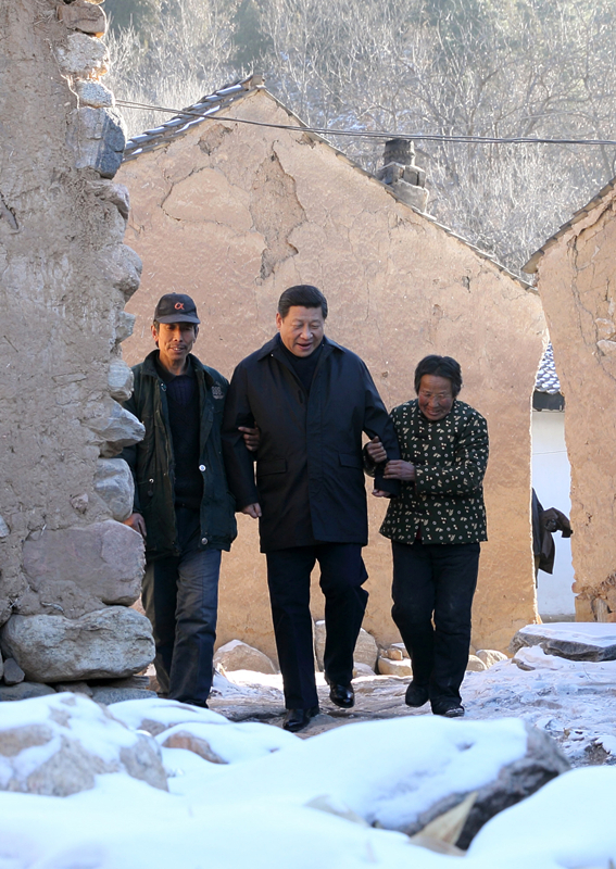 2012年12月30日，習(xí)近平總書記來到地處深山的河北阜平駱駝灣村，走進困難群眾唐宗秀家慰問看望。