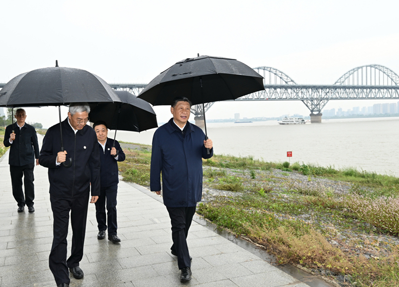 2023年10月10日，習(xí)近平在長(zhǎng)江國(guó)家文化公園九江城區(qū)段考察時(shí)，冒雨沿江堤步行察看沿岸風(fēng)貌。