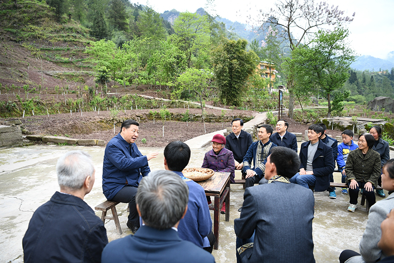 2019年4月15日，習(xí)近平總書(shū)記在重慶石柱土家族自治縣中益鄉(xiāng)華溪村同村民代表、基層干部、扶貧干部、鄉(xiāng)村醫(yī)生等圍坐在一起，共話脫貧攻堅(jiān)。
