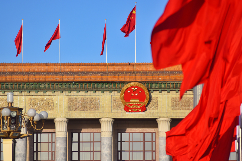 2024年3月8日，北京上空現(xiàn)“兩會藍”，人民大會堂前紅旗飄揚。