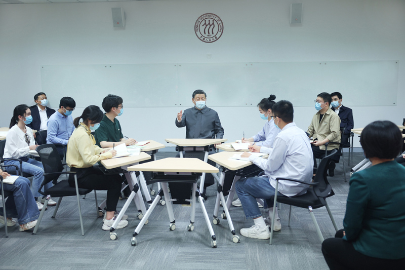 2022年4月25日，習(xí)近平總書(shū)記來(lái)到中國(guó)人民大學(xué)考察調(diào)研。這是總書(shū)記在立德樓觀摩思政課智慧教室現(xiàn)場(chǎng)教學(xué)并參與討論。