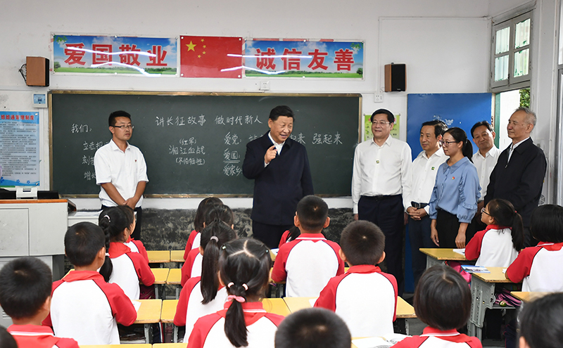 2020年9月16日，習(xí)近平總書(shū)記在湖南省郴州市汝城縣文明瑤族鄉(xiāng)第一片小學(xué)，同正在上思政課的同學(xué)們親切交流。