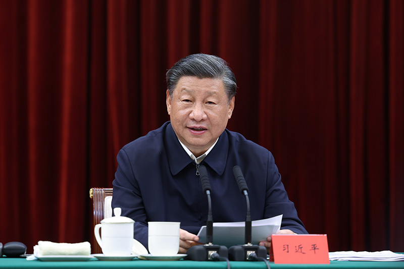 2023年10月12日下午，中共中央總書(shū)記、國(guó)家主席、中央軍委主席習(xí)近平在江西省南昌市主持召開(kāi)進(jìn)一步推動(dòng)長(zhǎng)江經(jīng)濟(jì)帶高質(zhì)量發(fā)展座談會(huì)并發(fā)表重要講話。新華社記者 鞠鵬 攝