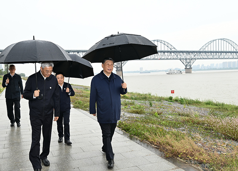 2023年10月10日至13日，中共中央總書(shū)記、國(guó)家主席、中央軍委主席習(xí)近平在江西考察。這是10日下午，習(xí)近平在長(zhǎng)江國(guó)家文化公園九江城區(qū)段考察時(shí)，冒雨沿江堤步行察看沿岸風(fēng)貌。新華社記者 謝環(huán)馳 攝