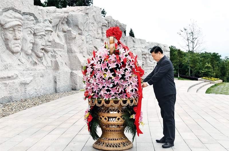 2021年4月25日至27日，中共中央總書記、國家主席、中央軍委主席習(xí)近平在廣西考察。這是25日上午，習(xí)近平在位于桂林市全州縣的紅軍長征湘江戰(zhàn)役紀(jì)念園，向湘江戰(zhàn)役紅軍烈士敬獻(xiàn)花籃。 新華社記者 謝環(huán)馳/攝