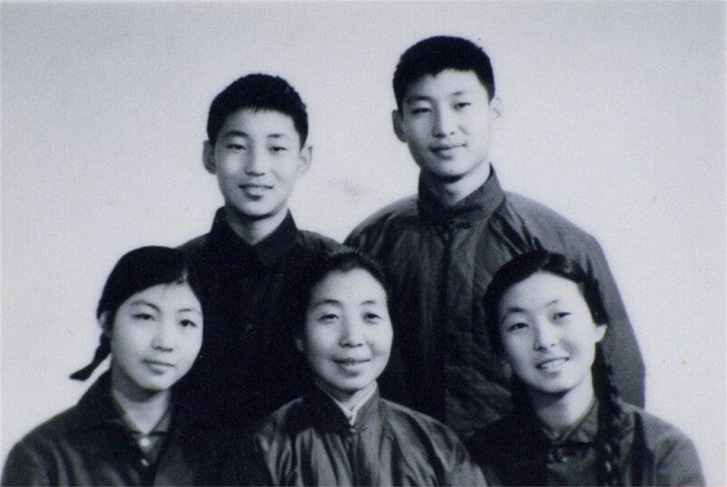 1972年冬，齊心和子女們。前排右起:齊橋橋、齊心、習安安。后排右起:習近平、習遠平。