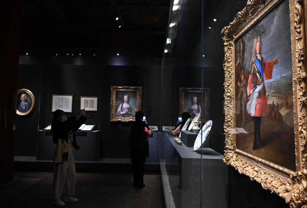 4月1日，作為中法文化旅游年的重要項目，“紫禁城與凡爾賽宮——17、18世紀(jì)的中法交往”展覽在故宮文華殿開幕。圖為觀眾當(dāng)天參觀展覽。新華社記者 金良快 攝