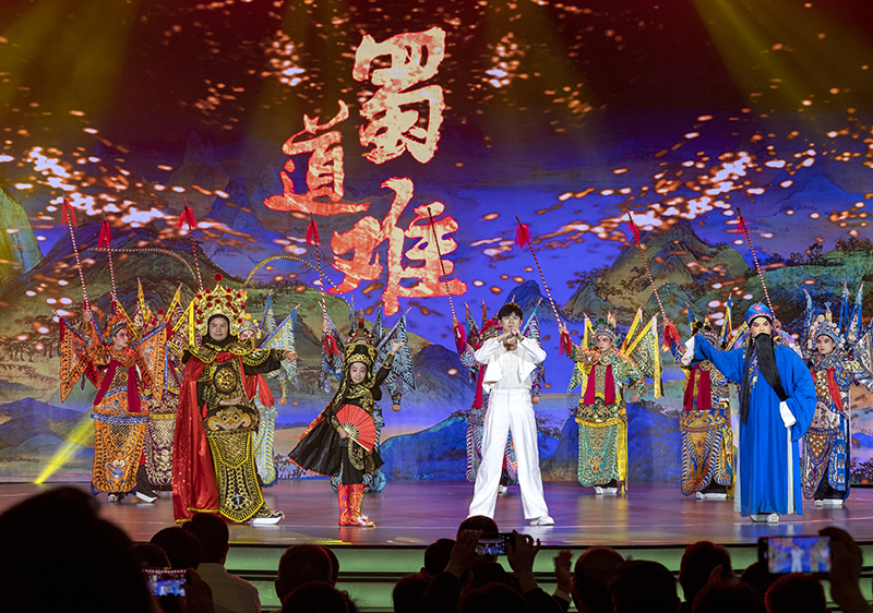 2023年10月13日，成都，“把青春華章寫在祖國(guó)大地上”大思政課網(wǎng)絡(luò)主題宣傳和互動(dòng)引導(dǎo)活動(dòng)在四川大學(xué)舉行。