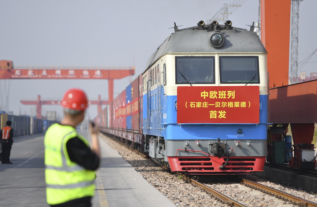 3月21日，滿載110個(gè)標(biāo)準(zhǔn)集裝箱貨物的中歐班列從石家莊國(guó)際陸港出發(fā)，駛往塞爾維亞共和國(guó)首都貝爾格萊德。新華社發(fā)（張曉峰攝）
