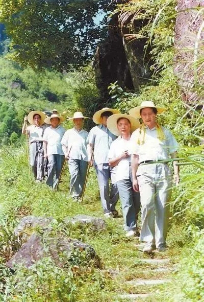 1989年7月，習(xí)近平在壽寧縣山村。