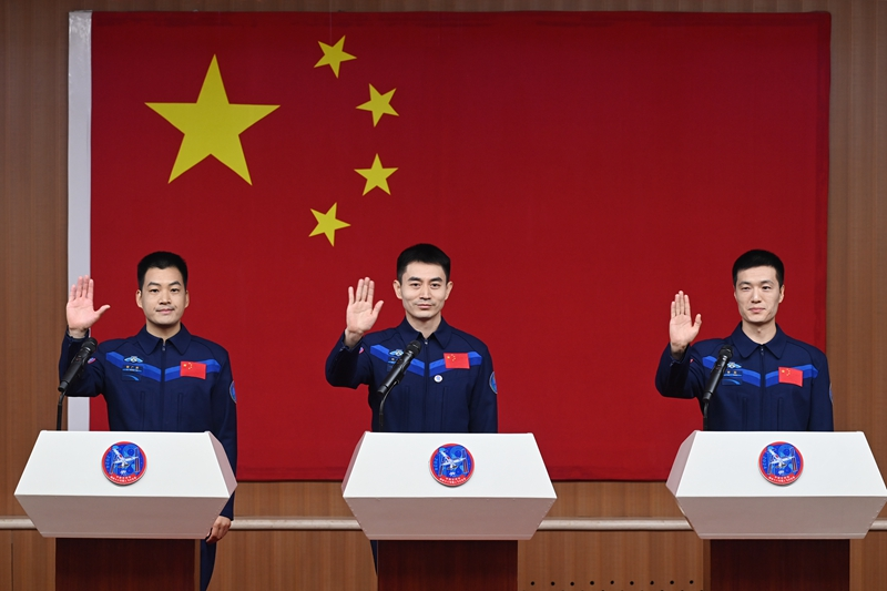 2024年月24日，神舟十八號載人飛行任務(wù)航天員葉光富（中）、李聰（右）、李廣蘇在酒泉衛(wèi)星發(fā)射中心問天閣與媒體記者集體見面。