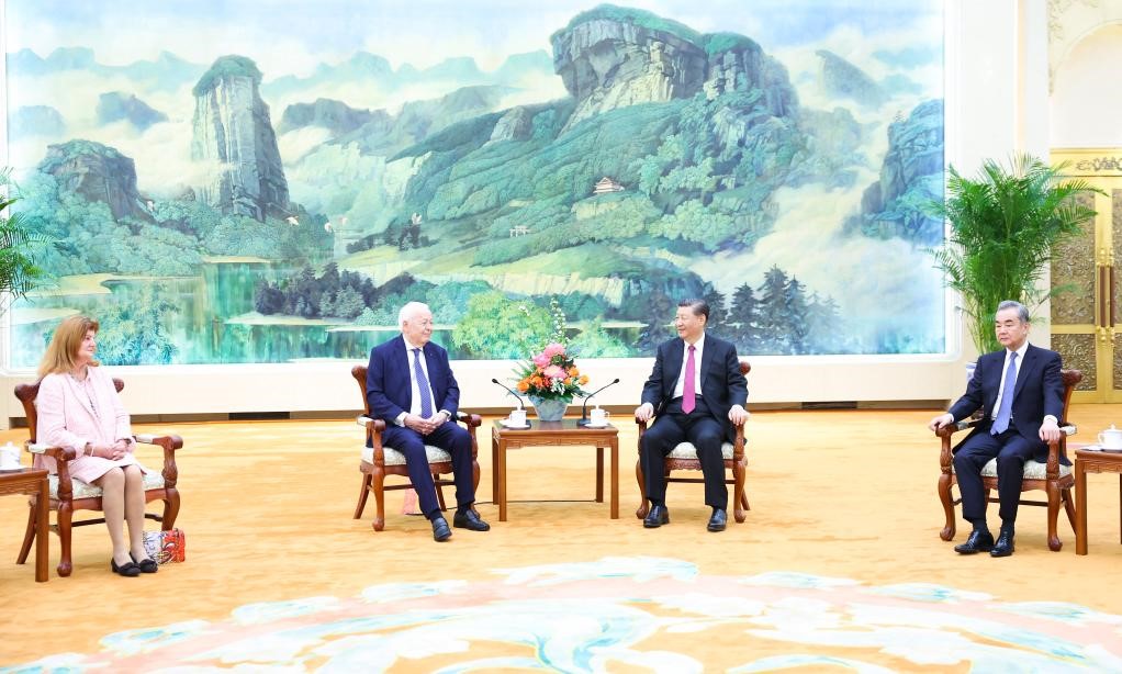 2024年4月8日，國(guó)家主席習(xí)近平在北京人民大會(huì)堂會(huì)見(jiàn)法國(guó)梅里埃基金會(huì)主席梅里埃夫婦。新華社記者 黃敬文 攝