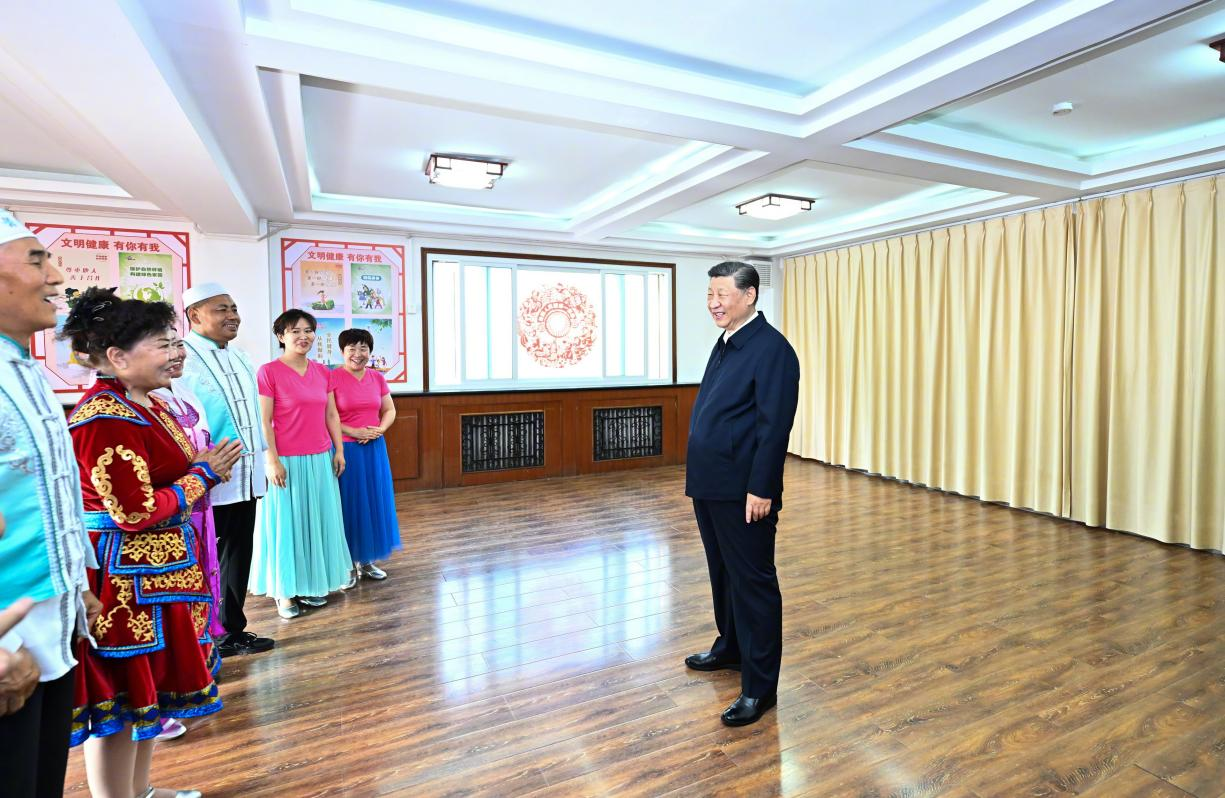 6月19日下午，習近平總書記在銀川市金鳳區(qū)長城花園社區(qū)活動室考察時，同社區(qū)居民親切交流。