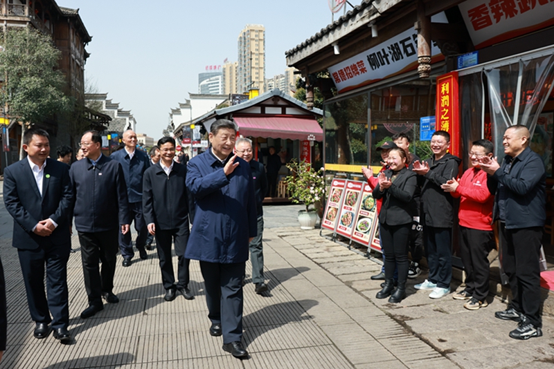 2024年3月19日上午，習近平在常德河街考察時，同店主和游客親切交流。新華社記者 王曄 攝
