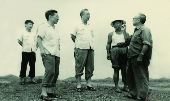 1978年8月，習仲勛（左三）在廣東惠陽農(nóng)村調(diào)研。在清華大學讀書的習近平（左一）利用暑假時間參加社會實踐，隨同父親一起下鄉(xiāng)。
