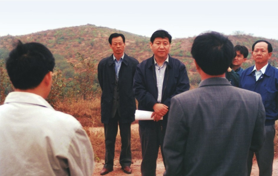 1999年11月，習(xí)近平在龍巖市長汀縣河田水土流失治理區(qū)調(diào)研。圖源：《習(xí)近平在福建（下）》