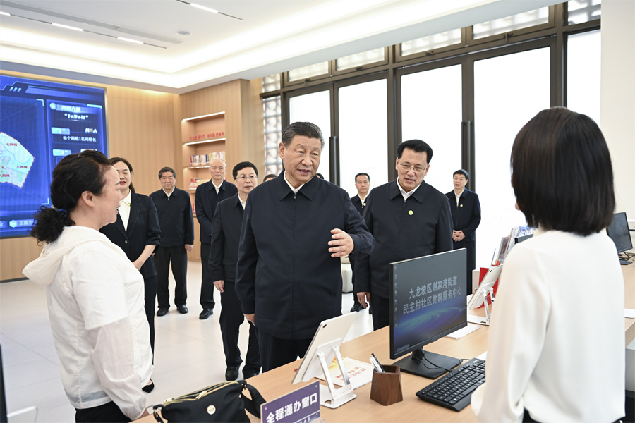 2024年4月22日至24日，中共中央總書(shū)記、國(guó)家主席、中央軍委主席習(xí)近平在重慶考察。這是22日下午，習(xí)近平在九龍坡區(qū)謝家灣街道民主村社區(qū)考察。新華社記者 謝環(huán)馳 攝