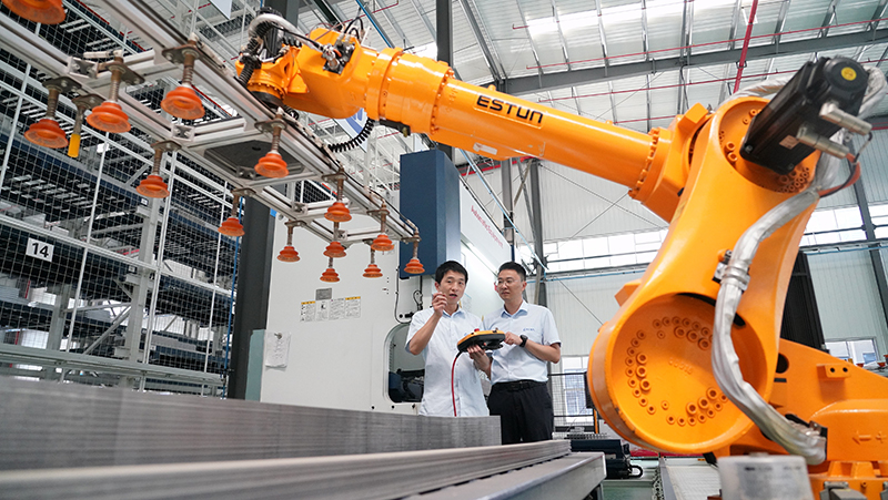 2023年8月26日，武漢，湖北長(zhǎng)江電氣有限公司智能車間，工作人員正在操作智能機(jī)械臂。