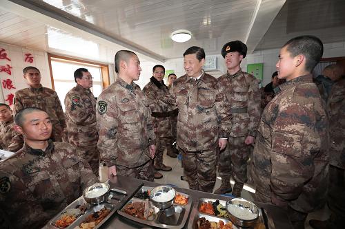 2014年1月26日中午，習(xí)近平來到連隊食堂，同戰(zhàn)士們一起用餐。新華社記者 李剛 攝
