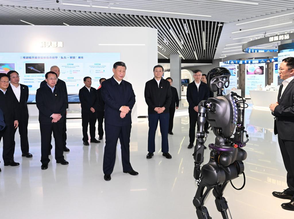 2023年11月28日下午，習(xí)近平在浦東新區(qū)張江科學(xué)城參觀上?？萍紕?chuàng)新成果展。新華社記者 謝環(huán)馳 攝