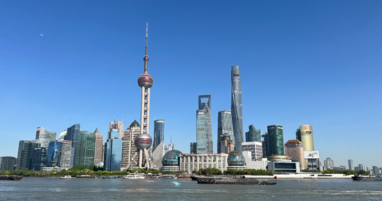沿蘇州河遠眺陸家嘴城市建筑群。人民網(wǎng) 馬作鵬 攝